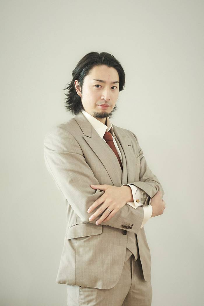 スタジオ、裏地を見せるベージュ三つ揃え